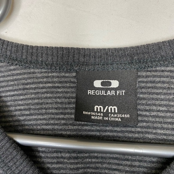 Oakley Grey Henley Mens Sz M Pullover Long Sleeve T-shirt Thumbhole Activewear - Picture 3 of 9